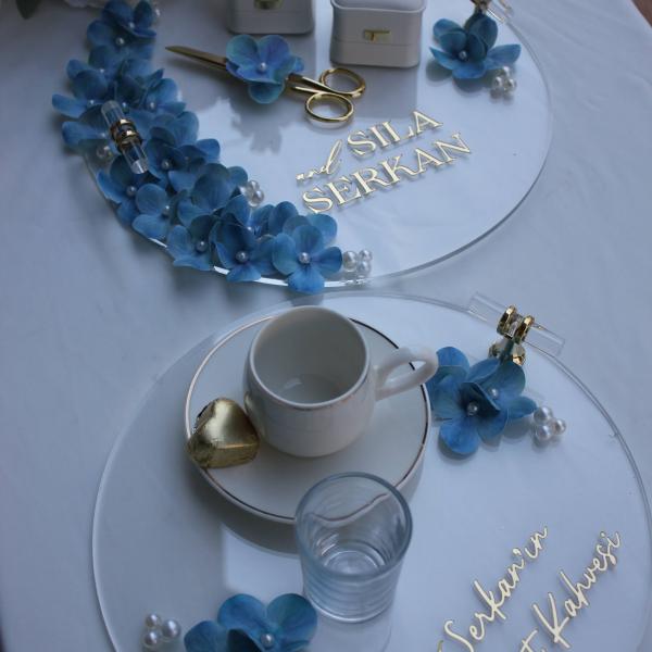 Mavi çiçekli yüzük tepsisi ve kahve tepsisi